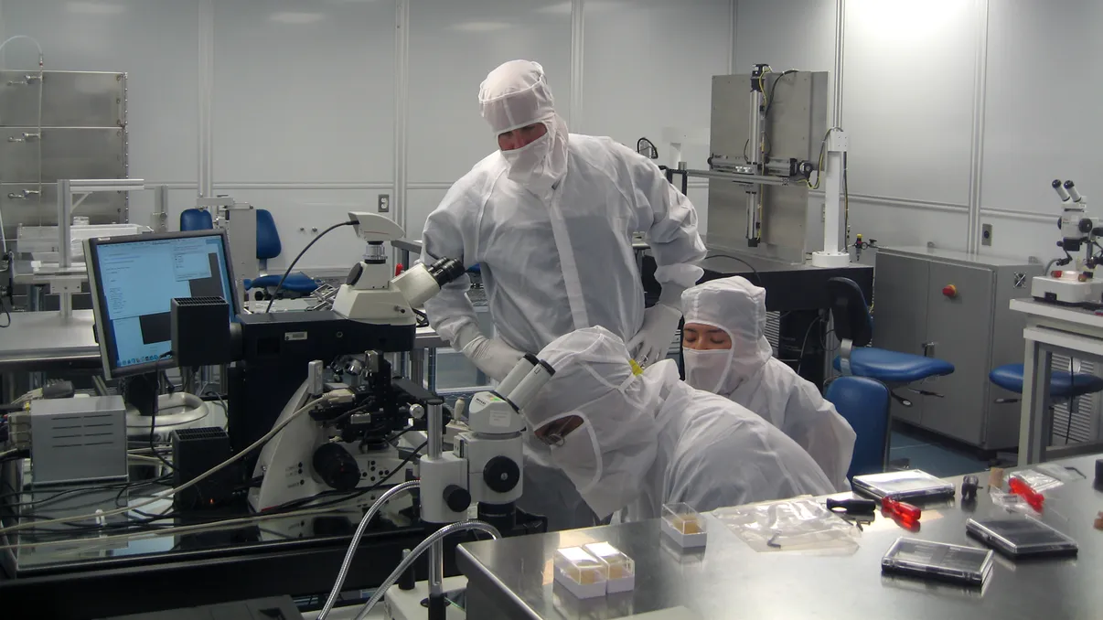 Descoperire fenomenală: totul plutește doar cu lumină. Schimbă cu totul ingineria zborului