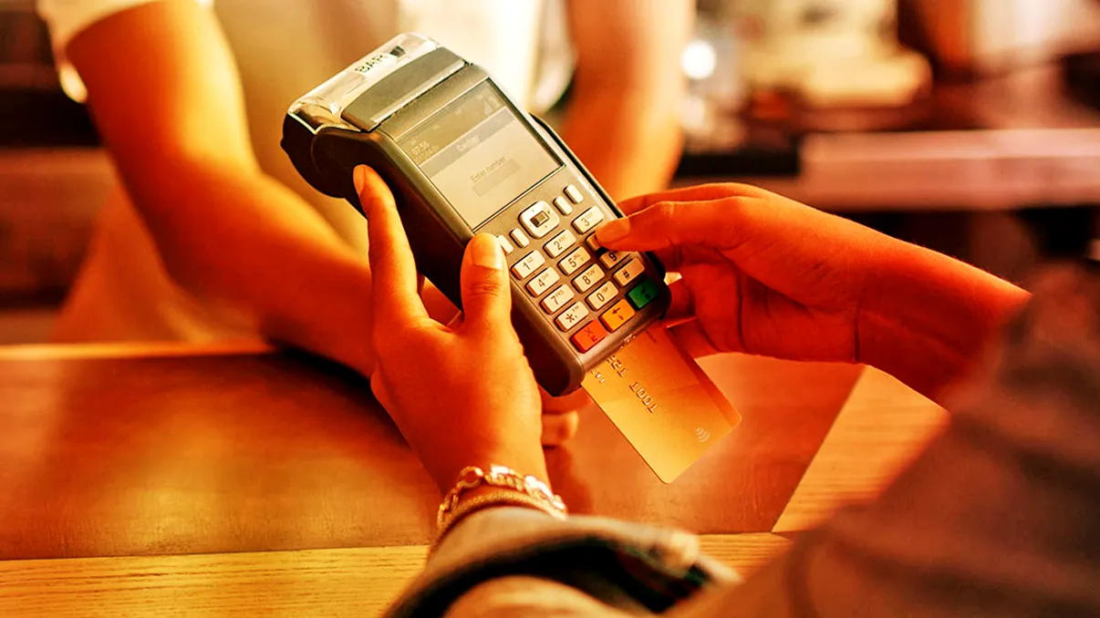 Greșelile imense care te lasă fără bani în cont. Ce trebuie să știe toți românii care au card bancar