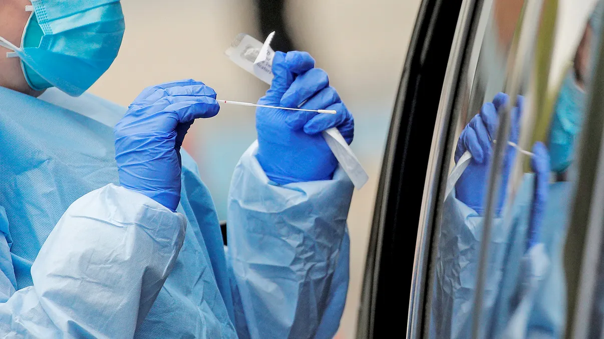 Testul care depistează virusul în 20 de secunde: cât de sigur e și cum funcționează