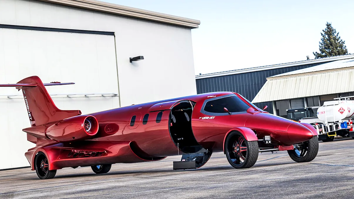 Cea mai ciudată limuzină din lume arată ca un avion și are un preț record