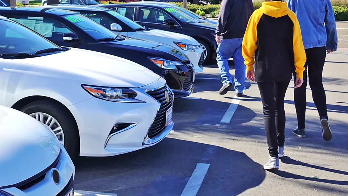 Lege anti-samsari? Cum vrea Guvernul să te descurajeze să mai cumperi mașini vechi, aduse ”din afară”