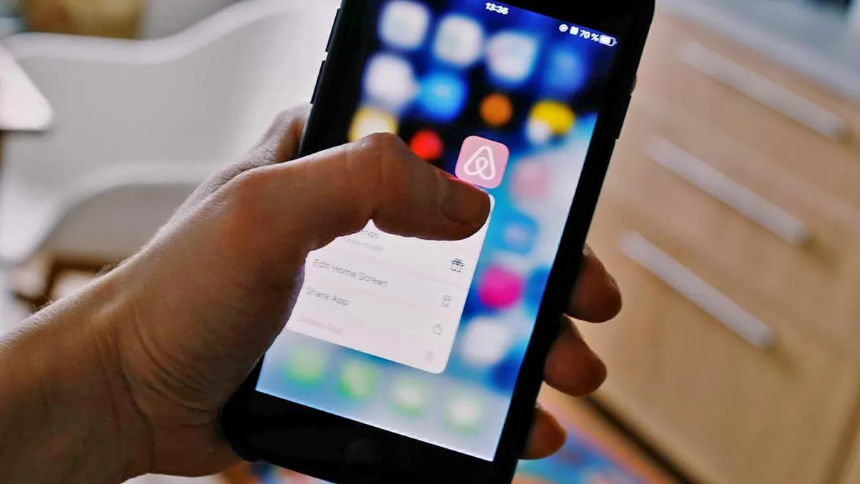 Ai grijă pe mâinile cui îți lași telefonul sau ce descarci în el: cum riști să fii spionat permanent