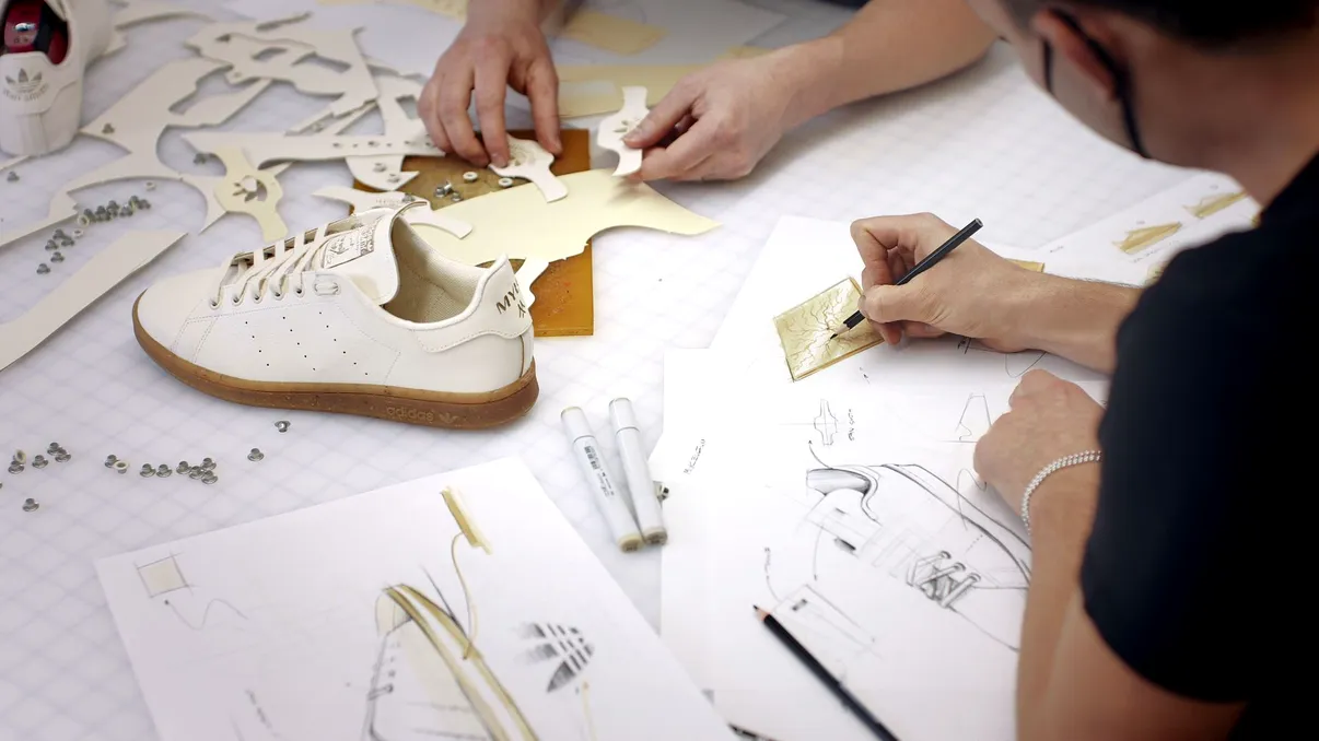 VIDEO Acești pantofi par din piele, dar nu sunt: invenția Adidas care se bazează pe ciuperci