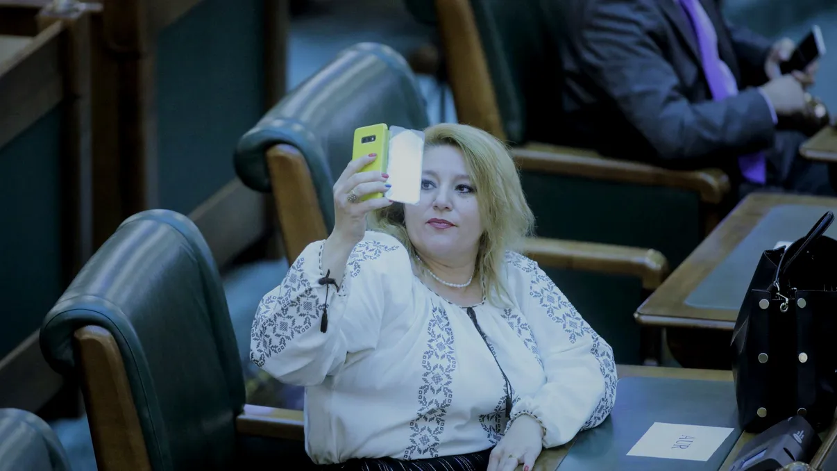 YouTube, reacție după scandalul făcut de Diana Șoșoacă în Parlament: ce mesaj a primit Senatul