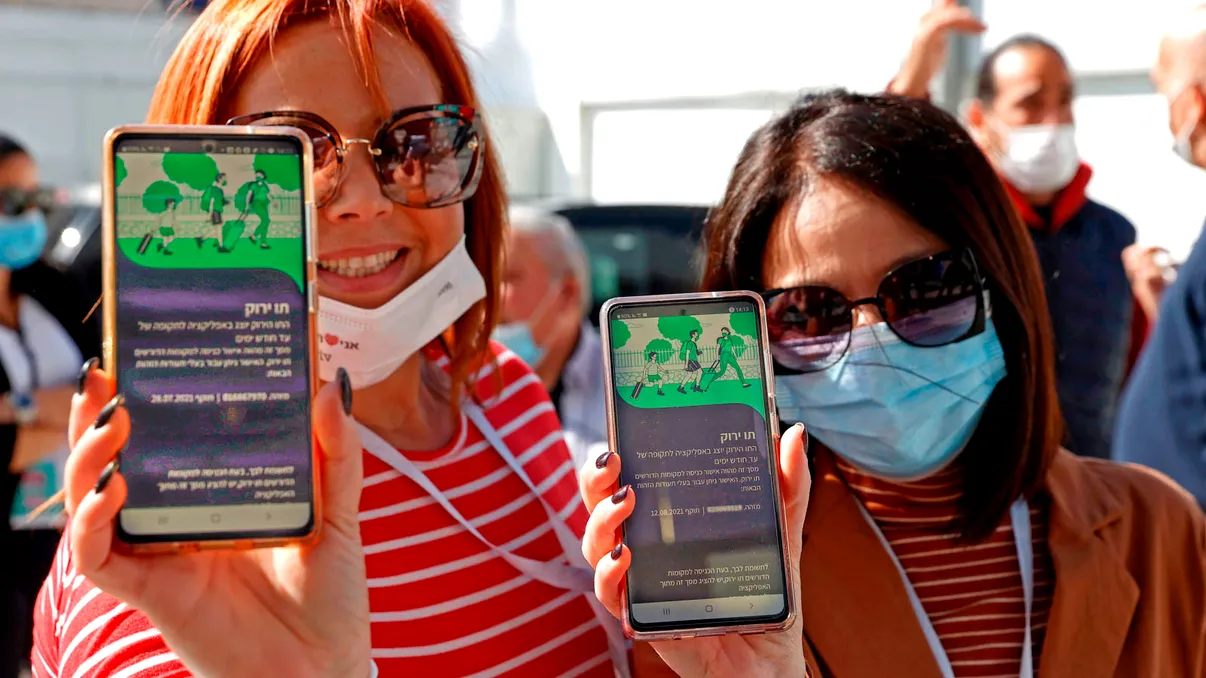 Cum funcționează pașaportul de vaccinare în Israel: doar vaccinații au voie în restaurante, baruri și nu numai