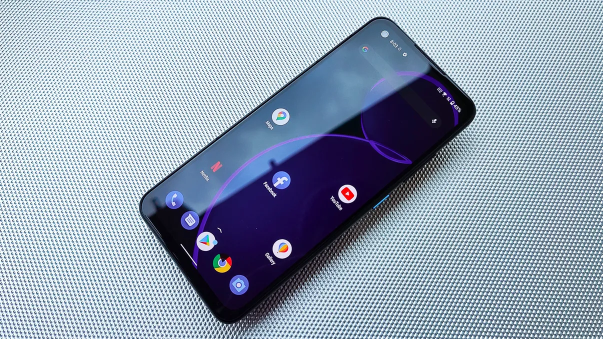 Noul telefon de la ASUS e compact, performant și la preț excelent în România