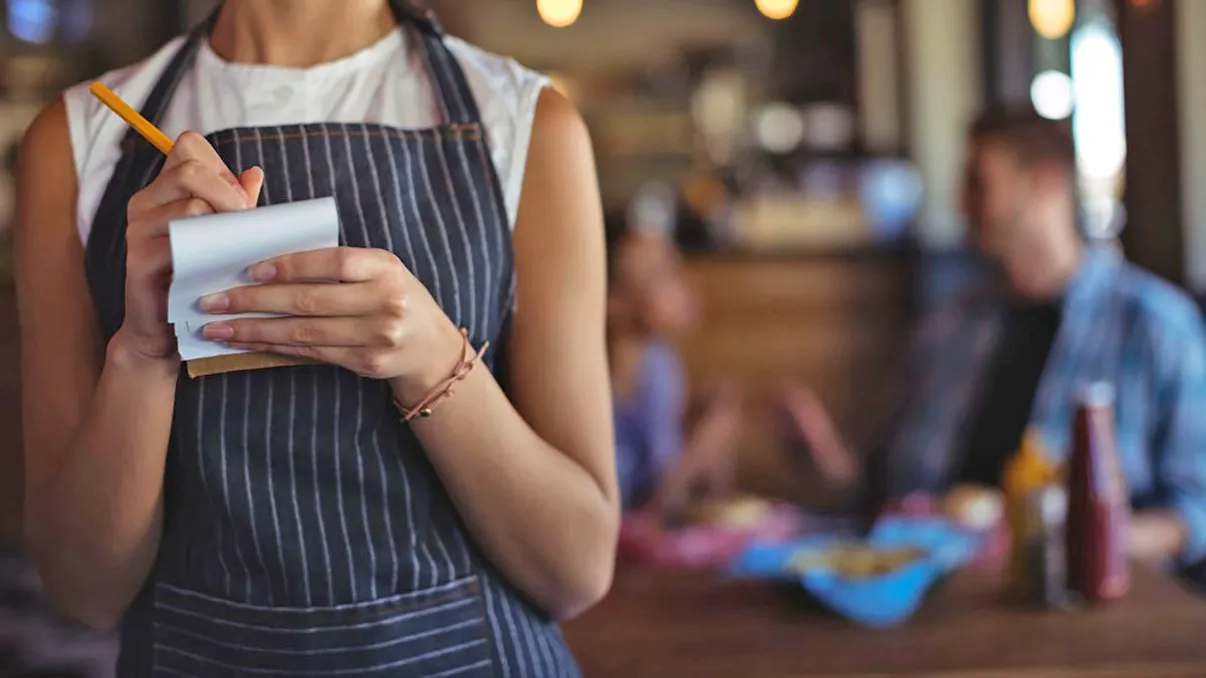 Aplicația care te verifică dacă ești vaccinat la intrarea în bar sau restaurant: ce planuri are Guvernul