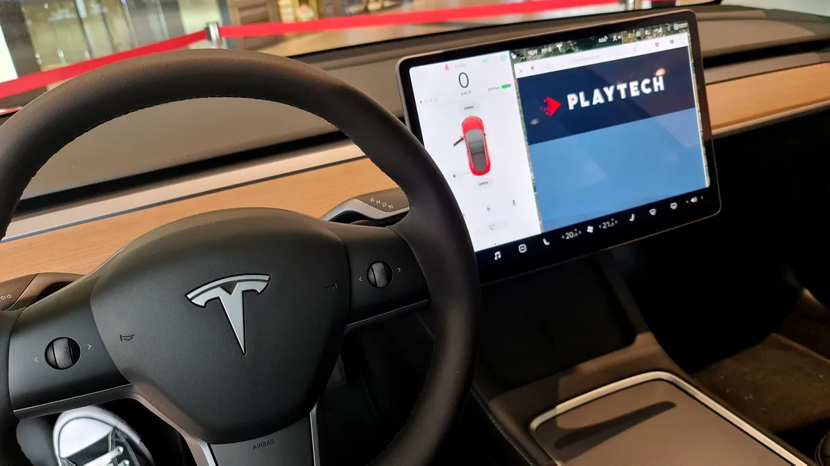 Noua tehnologie de la Tesla care ”are grijă” de tine la volan: ce rol vor primi camerele din interior