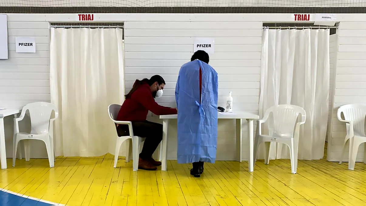 Vești bune pentru cei vaccinați cu Pfizer și AstraZeneca: cât sunt de eficiente în fața noilor tulpini