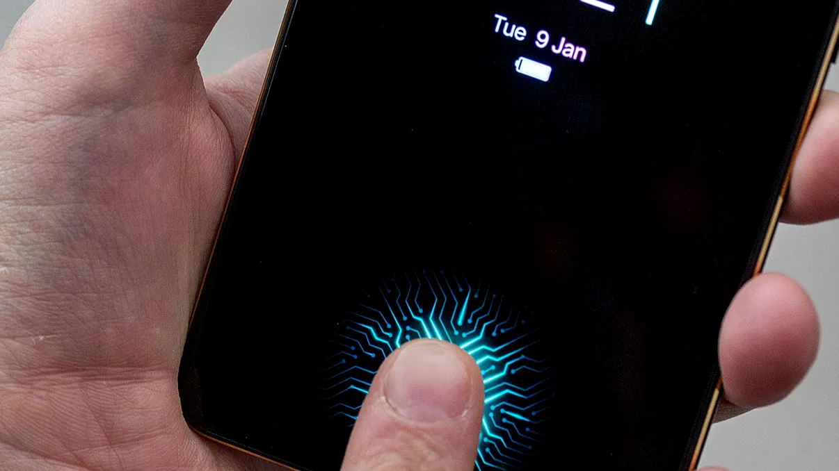 Cum a reușit un bărbat să-și deblocheze telefonul, după ce și-a pierdut un deget într-un accident