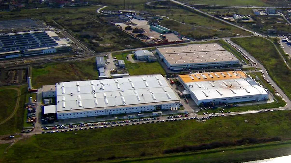 Gigantul care ar putea lăsa pe drumuri sute de angajați din România: de ce închide una dintre fabrici