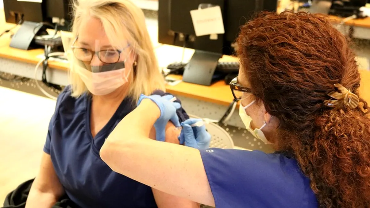 Cât te costă să nu fii vaccinat în România: cum sunt penalizate cadrele medicale