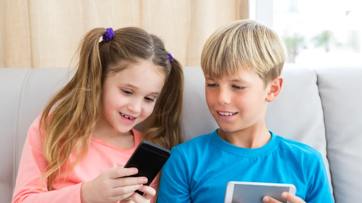 Cel mai nou argument să nu-ți lași copilul cu ochii în telefon: sănătatea lui, marea victimă