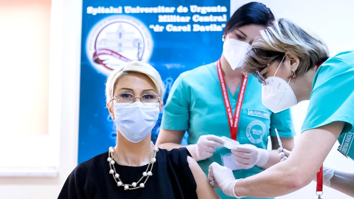 Campania pro-vaccinare a miniștrilor, ”jenantă”: reacția agresivă a lui Ciolacu - ”Ești Brad Pitt?”