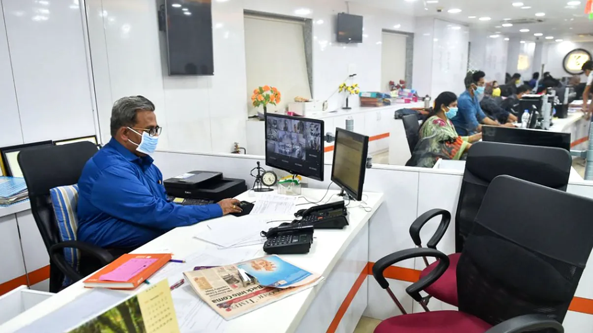 Ce se-ntâmplă cu angajații băncilor: modul lor de lucru te va afecta