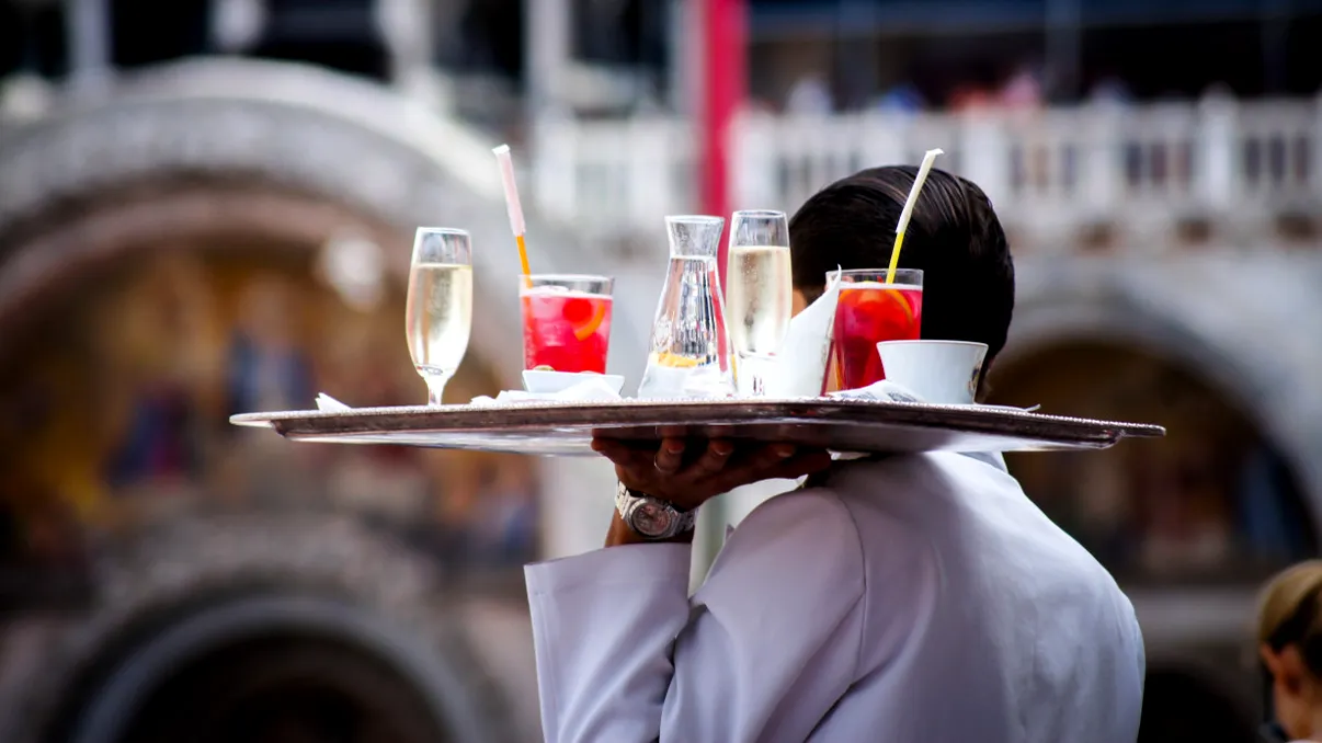 Mii de lei, câștig pe litoral. Cât ajunge să încaseze un ospătar care lucrează la malul mării