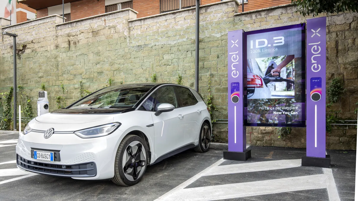 Enel și Volkswagen rezolvă problema stațiilor electrice de încărcare într-o țară europeană