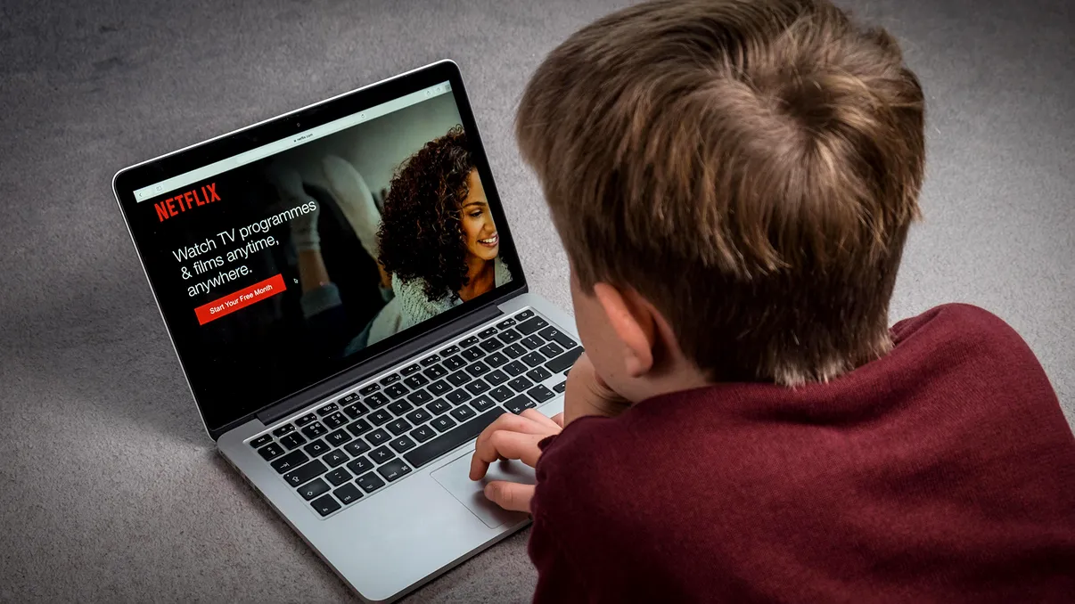 Netflix schimbă regulile jocului printr-o serie de noutăți: ajută copiii, face viața părinților mai ușoară și nu numai