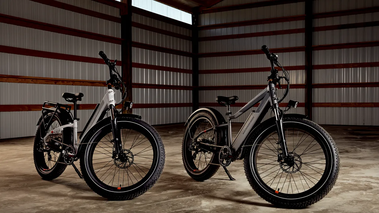 VIDEO RadRover 6 Plus, bicicleta electrică perfectă pentru munte și străzile din orașele aglomerate