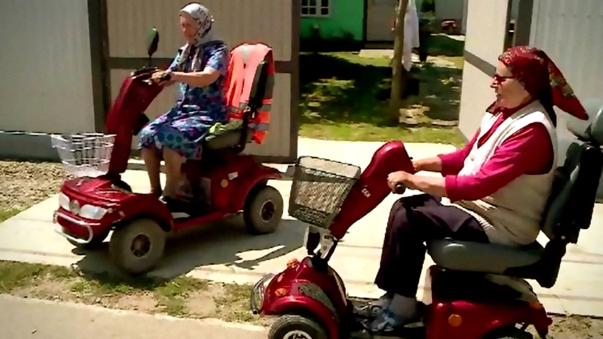 România rurală, modernizată cu bani ”din afară”: cum au ajuns bunicuțele cu scuter și triciclete electrice