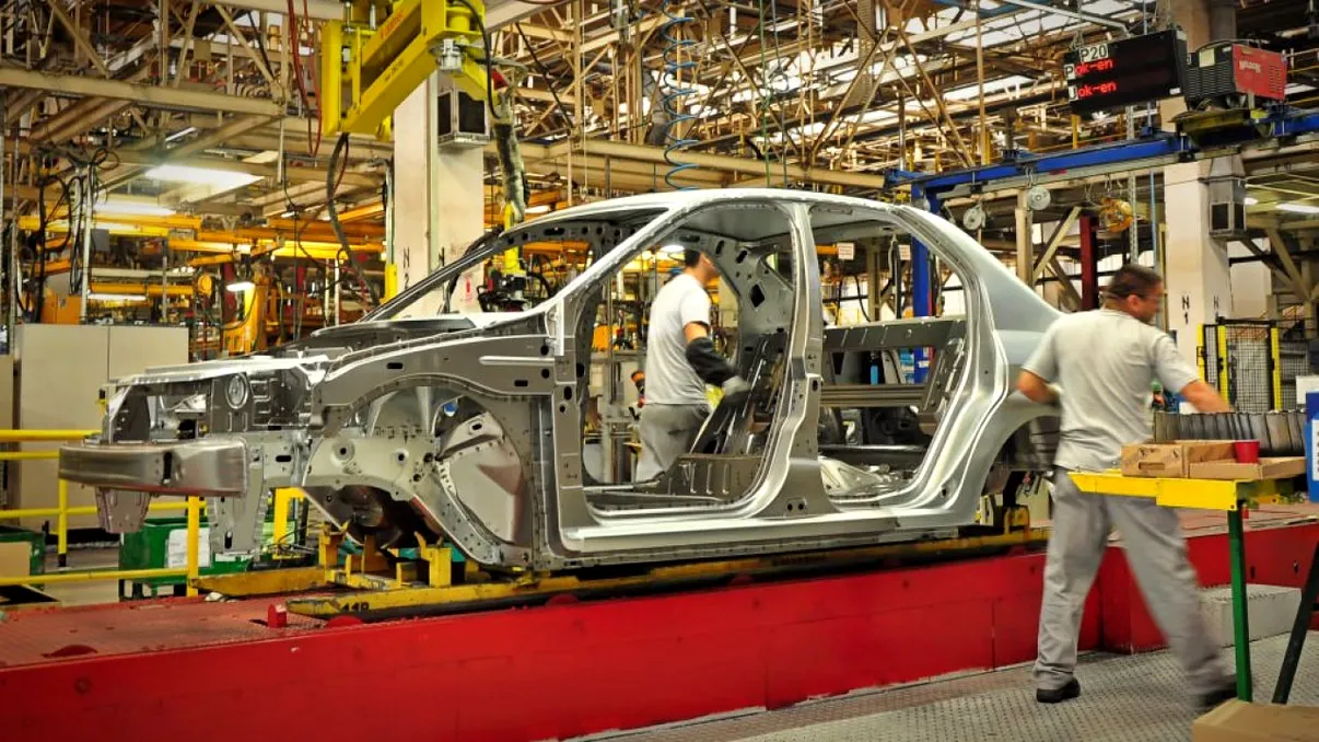 Criza Dacia, pe termen lung: cine este de vină pentru oprirea uzinei de la Mioveni