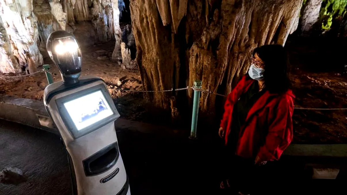 Acest robot este ghid turistic: te îndrumă ca un om, într-o peștera din Europa