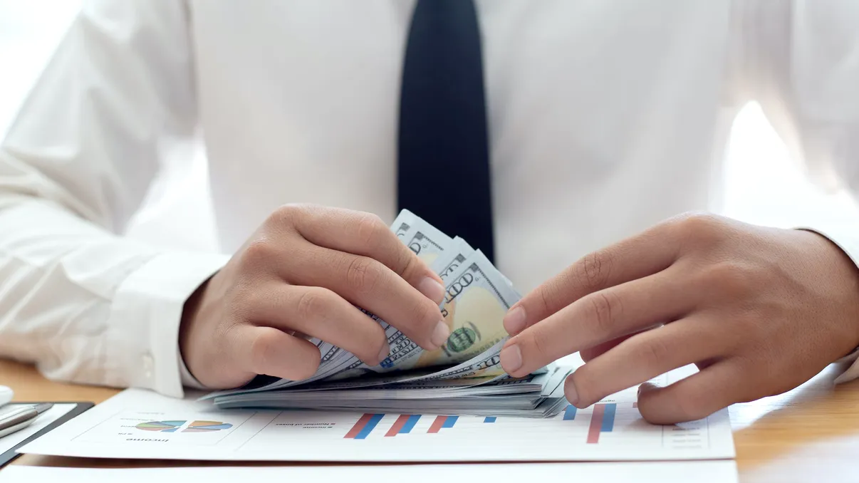 Ce se întâmplă cu banii marilor companii: cum te afectează în mod direct