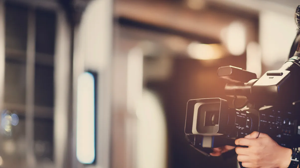 Facebook începe să-ți vândă filme, că nu făcea suficienți bani de pe urma ta