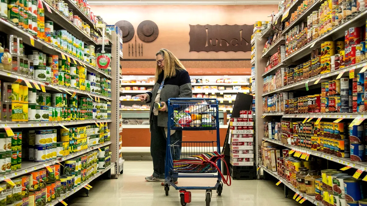 Adevărul din magazinele românești e dureros. Falimentul bate la ușă