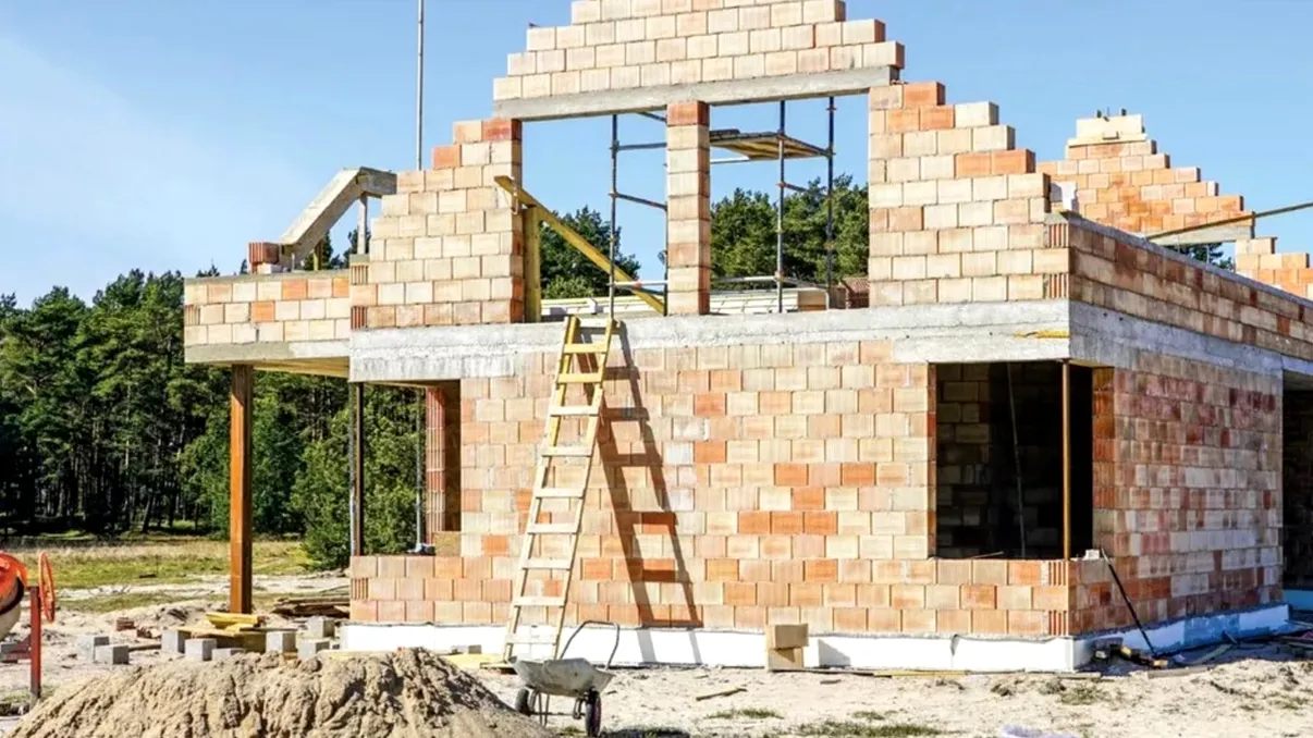 Ce au de gând să facă românii cu banii strânși în pandemie: piața imobiliară e la mare căutare