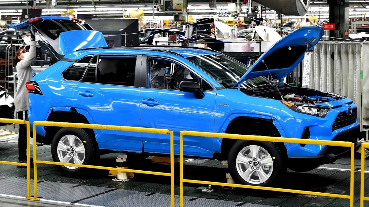 Pandemia lovește în continuare piața auto: ce se întâmplă cu producția, chiar și în 2022