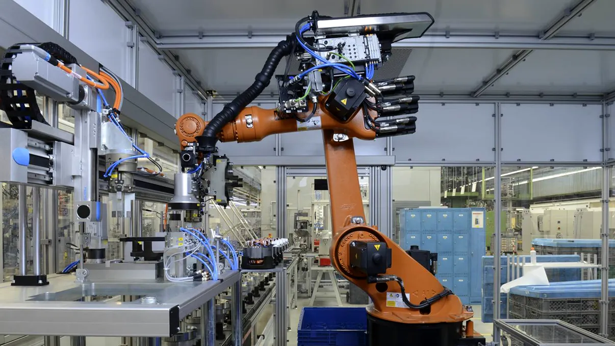 Așa îți dai seama cât de înapoiată este România: cum funcționează fabricile românești, câți roboți avem, față de Europa