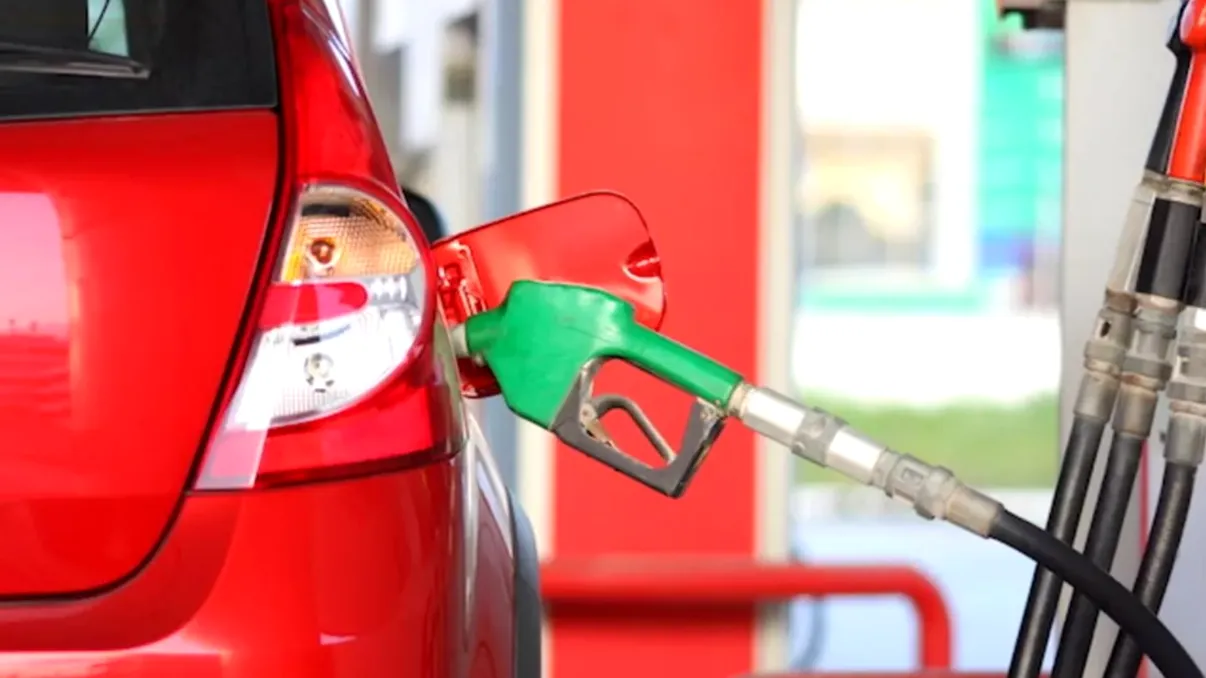 Vestea proastă a dimineții pentru toți cei cu mașini pe benzină și motorină. Ce se întâmplă cu prețurile la pompă pentru români