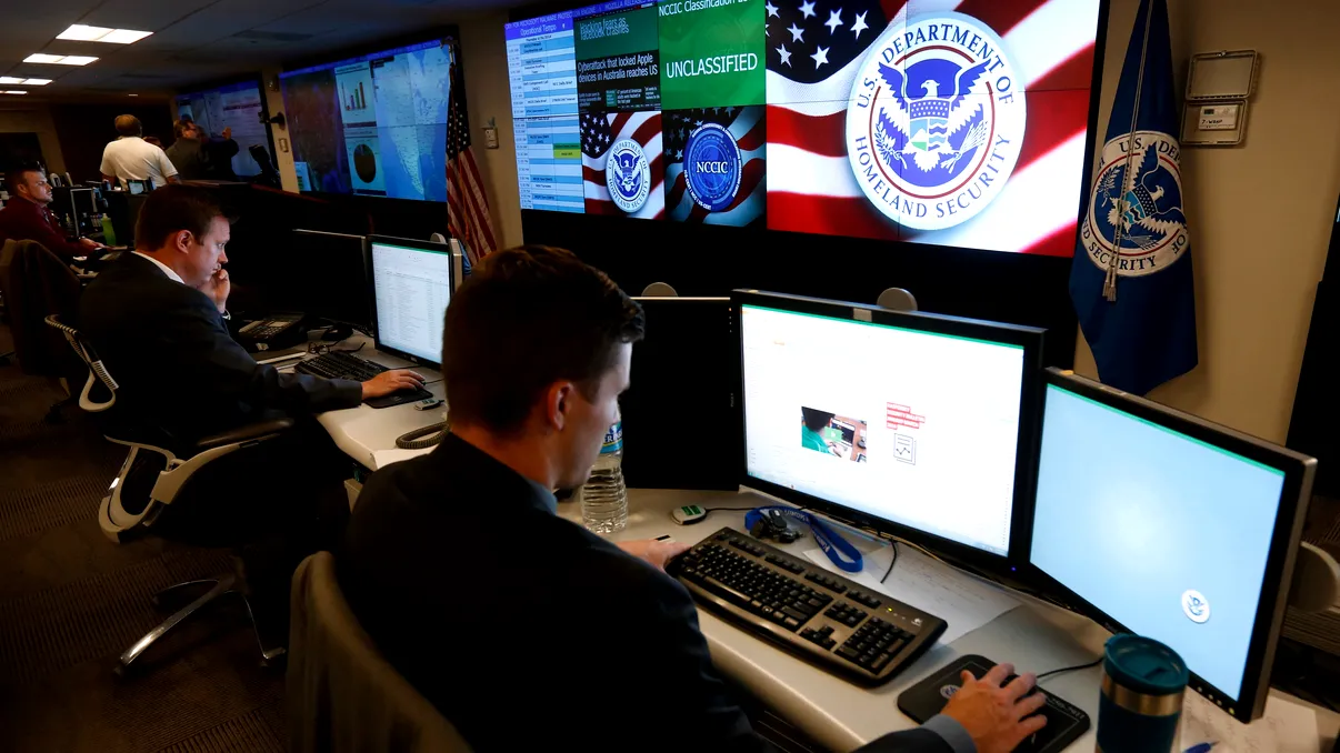 Extremismul și terorismul de pe Facebook, o nouă scuză pentru autorități: cum te afectează pe tine