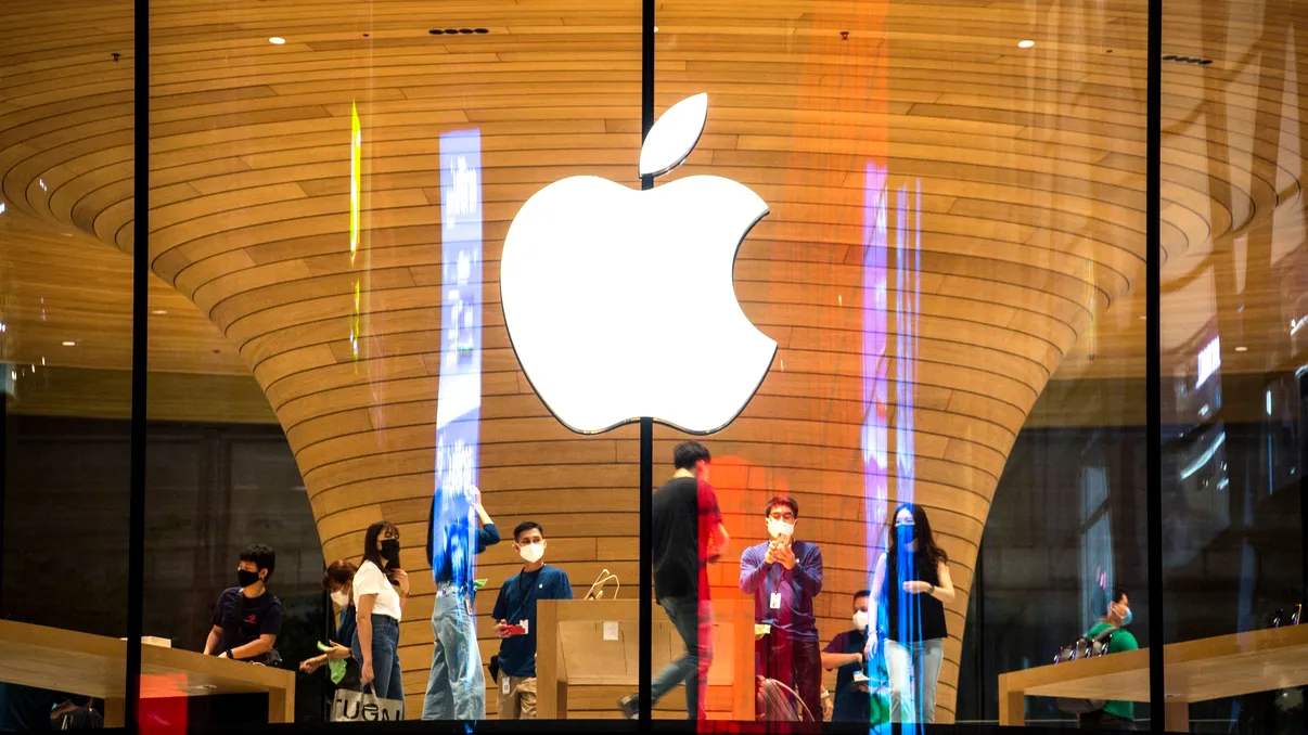 Apple cere angajaților să spună dacă sunt vaccinați. De ce se întâmplă asta