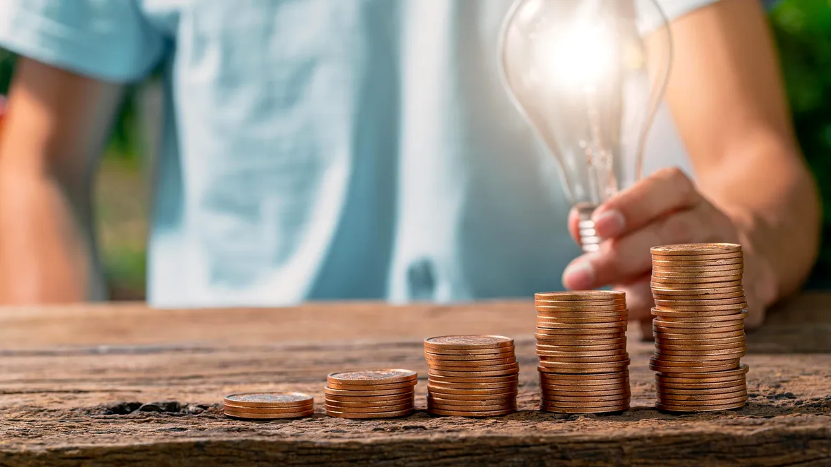 Soluția pentru facturi mai mici la energie electrică există pentru toți românii: cum se poate reduce cu 15%