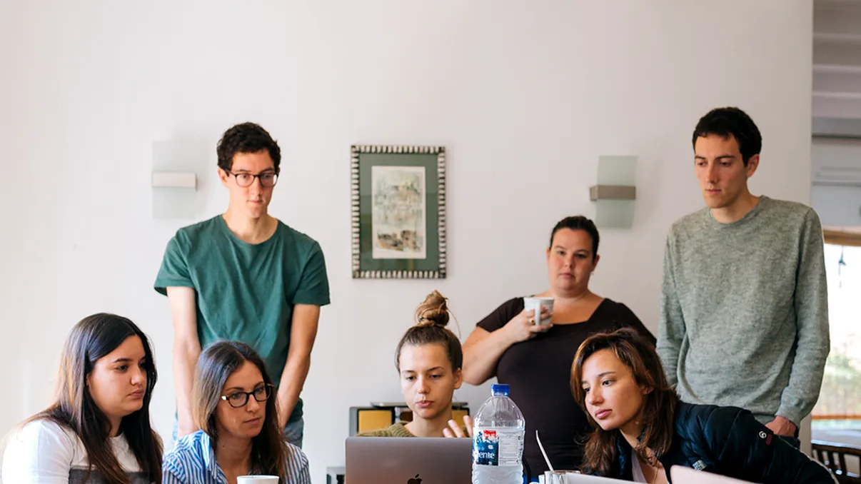 Cum gândesc românii din generațiile Millennials și Z. Corupția îi îngrijorează cel mai mult