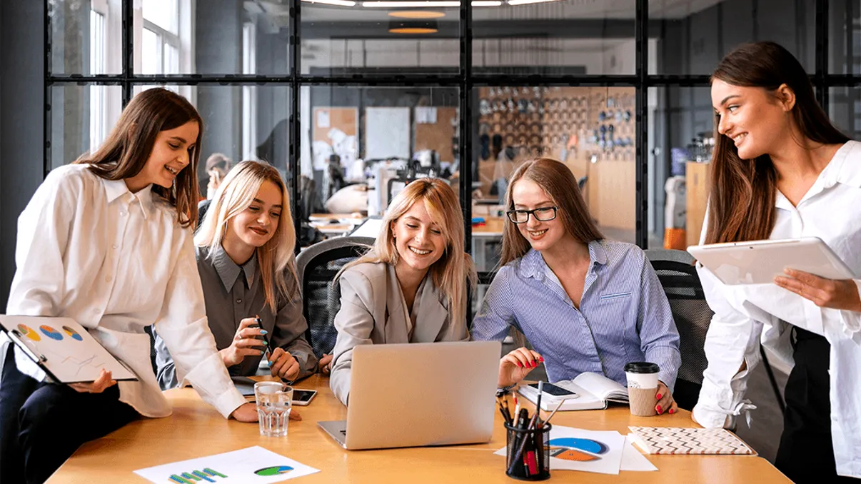 Femeile, în firmele din România: care este ponderea lor, în comparație cu bărbații