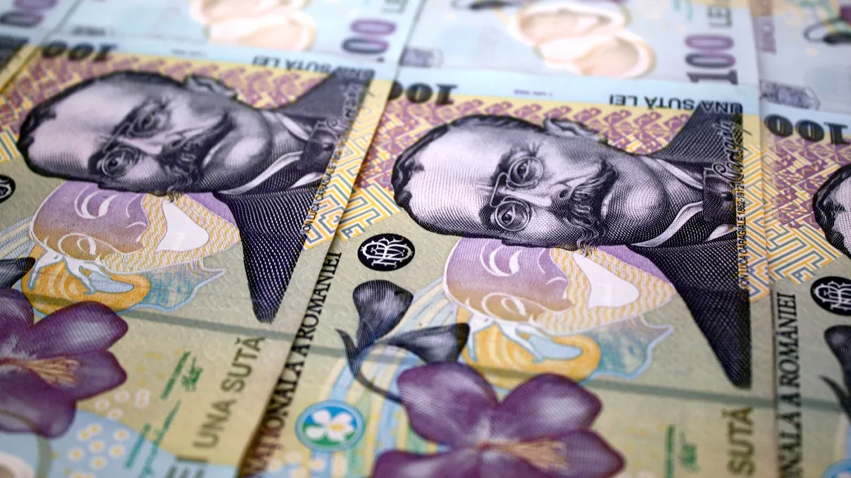 Se dau bani de la stat: acești români beneficiază de ajutor, chiar dacă au un job