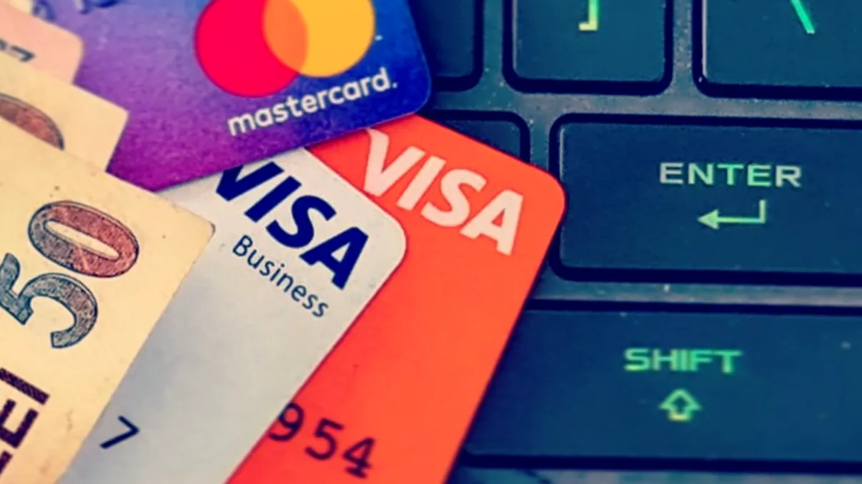 Clienții acestei bănci pot contracta credite de consum exclusiv online, iar clienții noi pot deschide un cont de la distanță