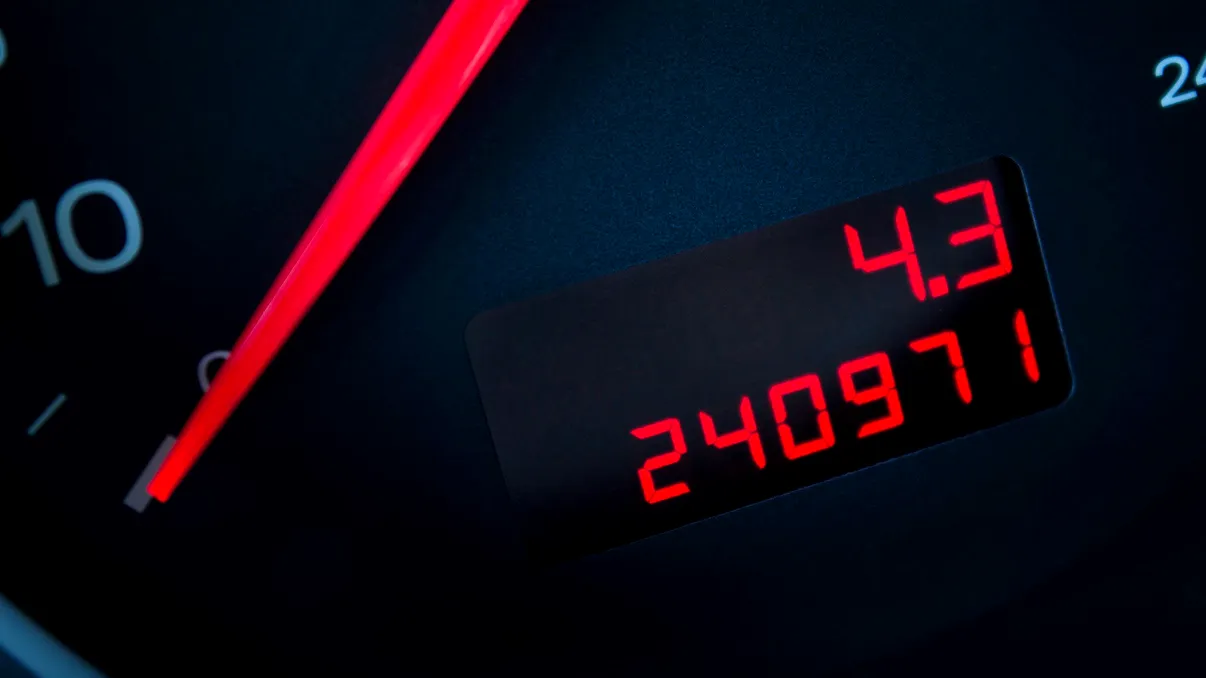 Cât de ușor se dă înapoi kilometrajul la o mașină second hand: experții vin cu o explicație îngrijorătoare