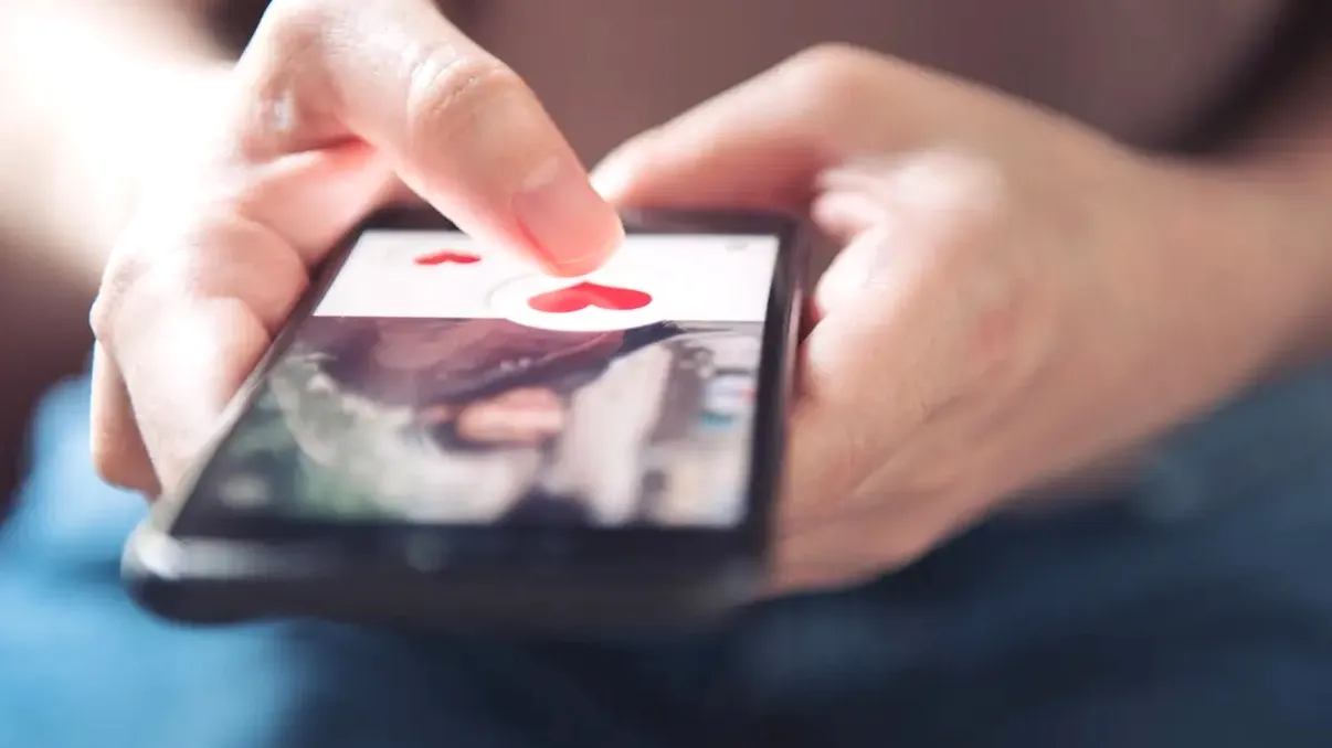 Funcție nouă pe Tinder: te ajută să-ți găsești un partener pentru o nuntă la care trebuie să participi