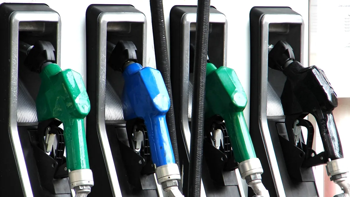 Am putea avea prețuri mai mici la carburant: benzina și motorina din România, subiect de investigație