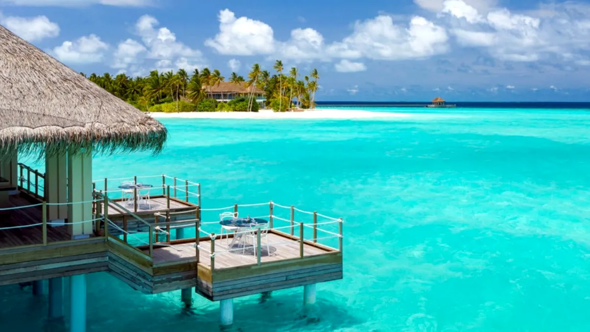 În plină pandemie, românii cu dare de mână se relaxează pe insule exotice: revin cursele charter