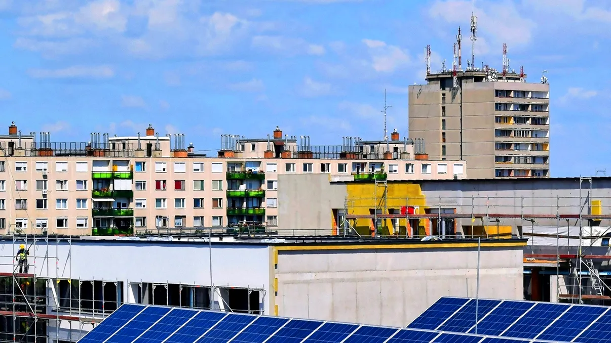 Toți românii care stau la apartament ar trebui să aibă asta pe bloc: soluția pentru facturi mai mici, la îndemână