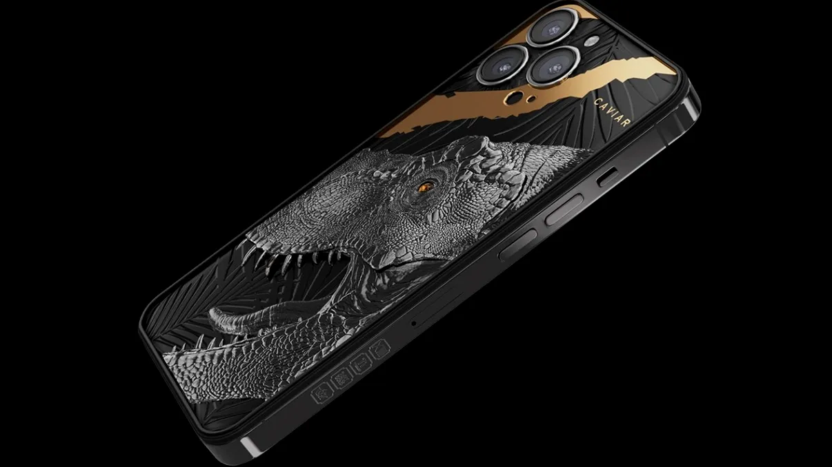 iPhone 13 Pro, primul telefon cu o bucată de dinozaur: cât costă un episod din istorie