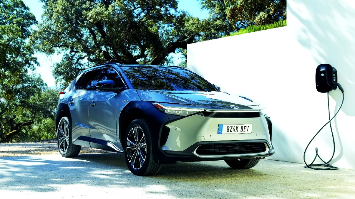 Toyota a prezentat primul vehicul exclusiv electric: cum concurează cu Tesla