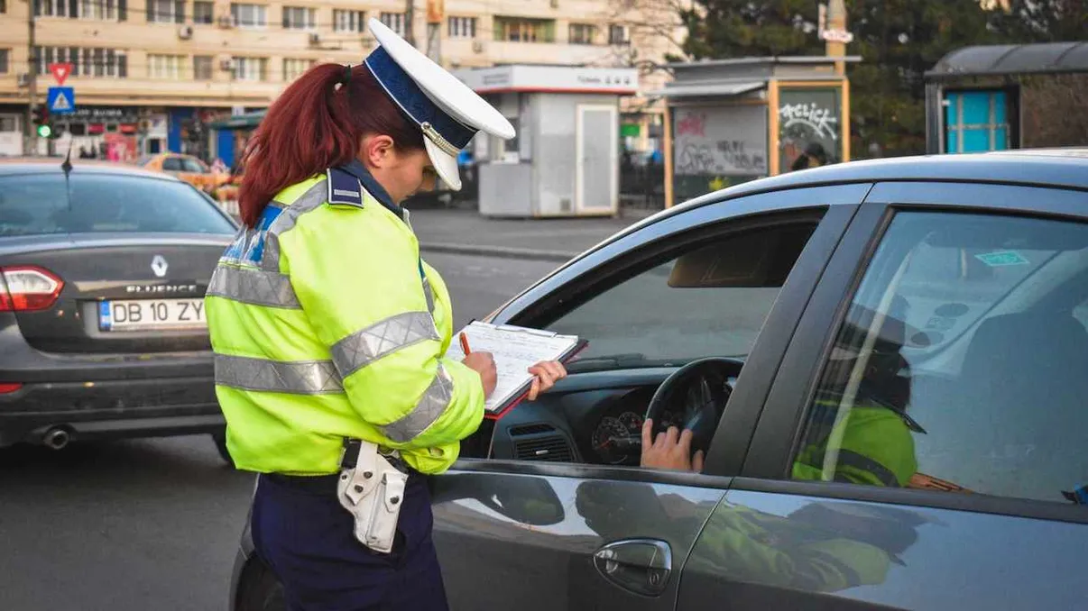 Gesturile banale care îți aduc amendă în trafic. Poți plăti și 1000 lei dacă faci asta