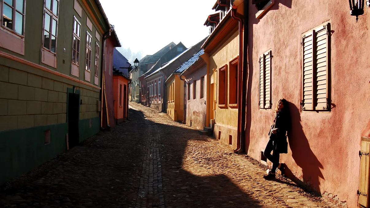 FOTO Influencerii de pe Instagram încearcă să facă clădirile vechi românești cool