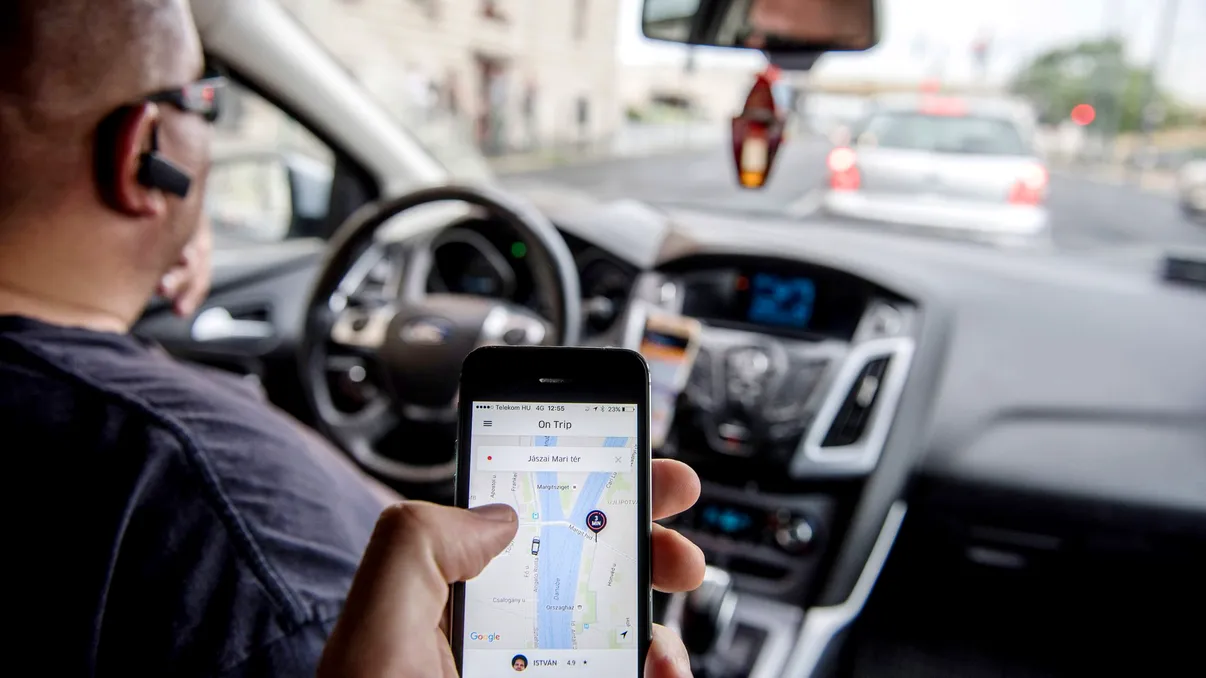 Se schimbă legea pentru șoferii de Uber, Glovo și Bolt: totul vine la Bruxelles și afectează inclusiv livratorii